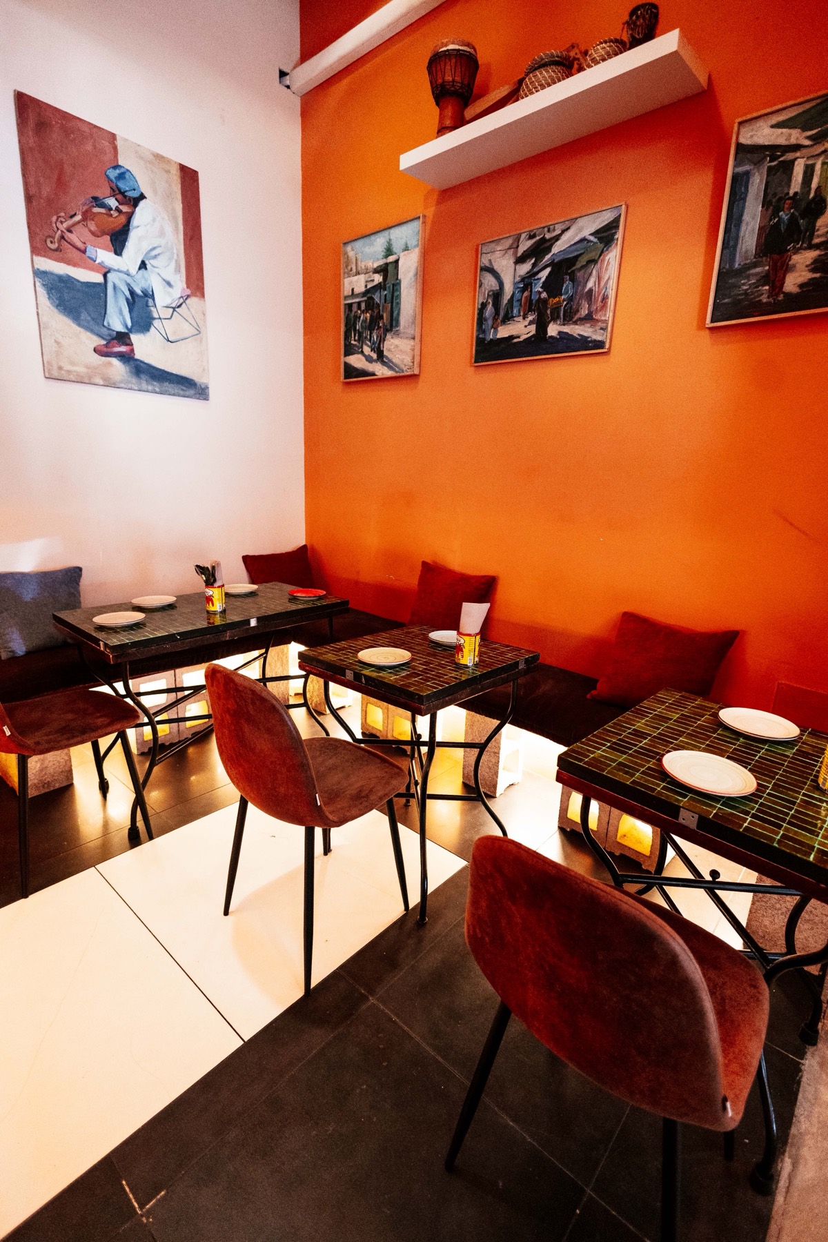 El comedor de Souksou, con paredes naranjas y cuadros