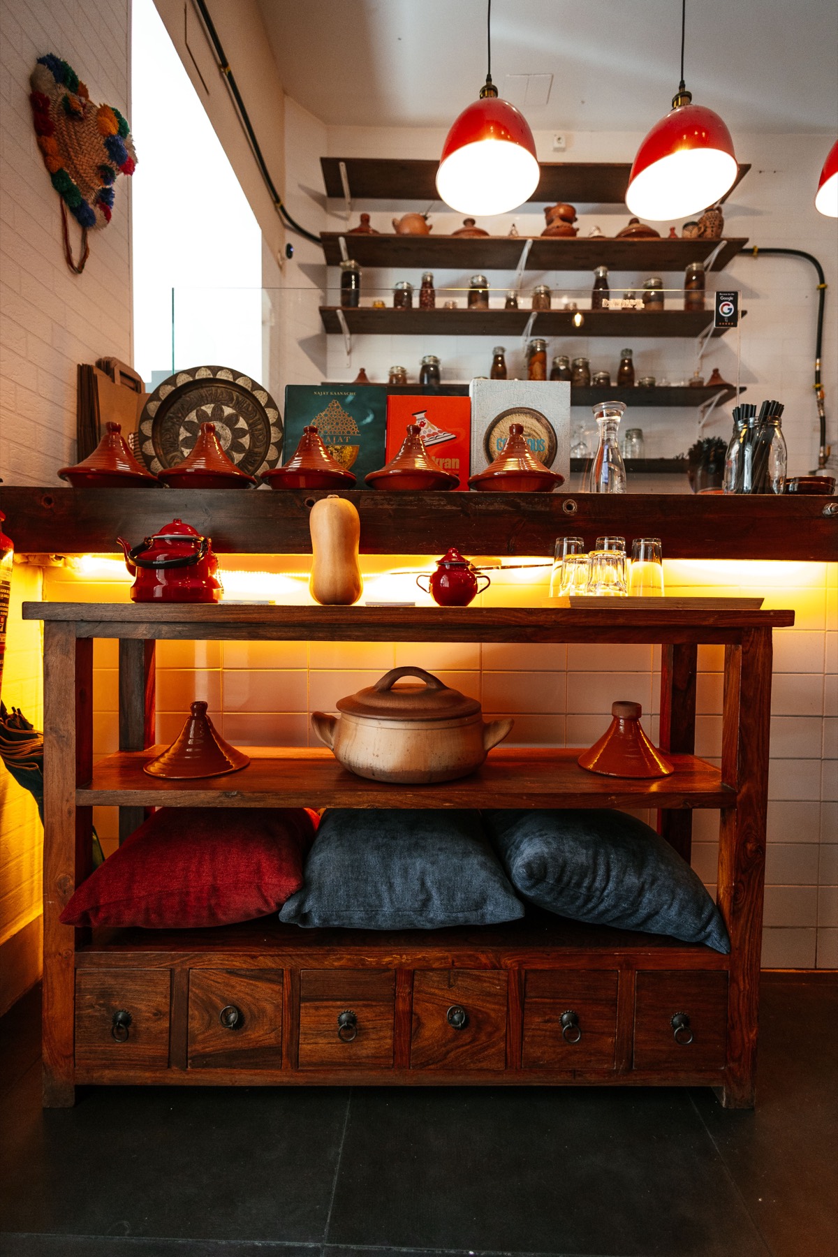 Estantería con tajines y cojines