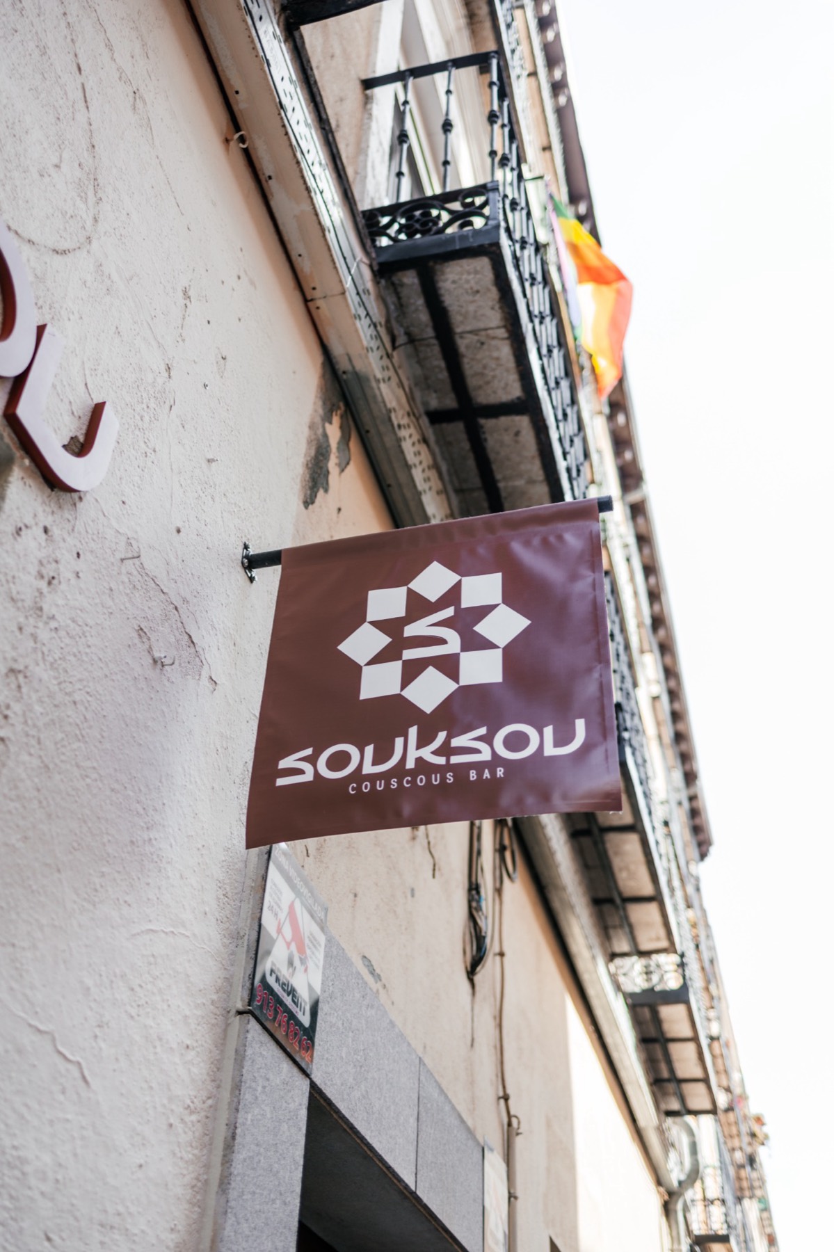 El cartel de Souksou en la calle
