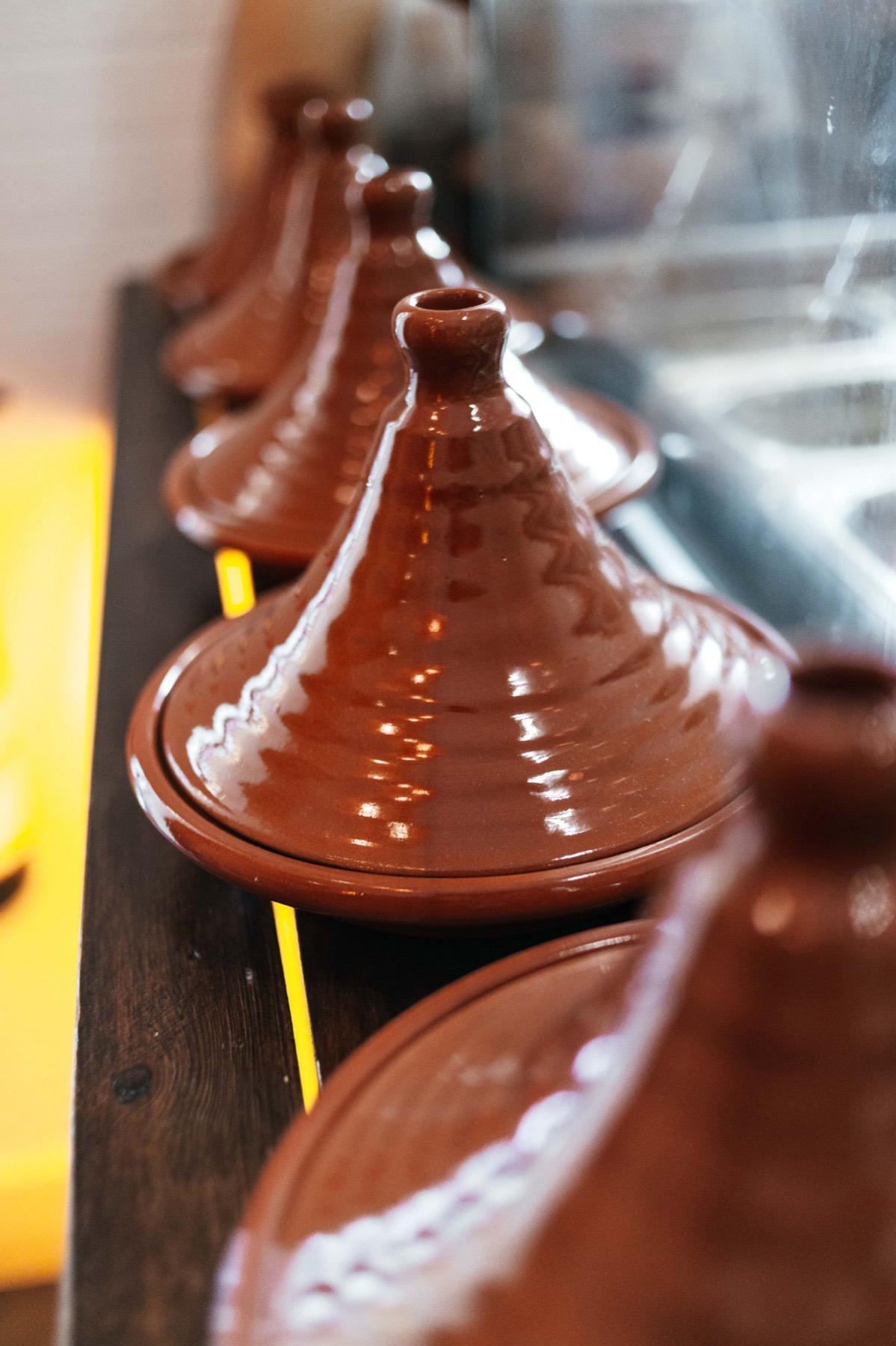 Tajines de barro en la barra